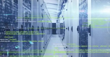 Yeşil kod çizgileri sunucu rafı koridoruna sürükleniyor, dolapları örtüyor ve veri akışını görselleştiriyor. Teknoloji, siber güvenlik, veri altyapısı, dijital işlemler, teknoloji ortamı, ağ mimarisi, yenilikçi tasarım