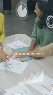 Çeşitli erkek ve kadın meslektaşlar arasındaki veri işleme animasyonunun gelişigüzel bir toplantıda el ele tutulması. Ağ, veri, dijital arayüz, takım çalışması, iş ve iletişim, dijital olarak oluşturulmuş video.