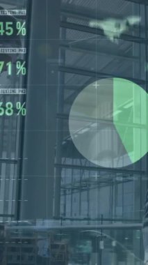 Çeşitli iş adamları ve iş kadınları üzerinde çalışan finansal verilerin ve grafiklerin animasyonu. işletme, finans, ekonomi ve teknoloji konsepti dijital olarak oluşturulmuş video.