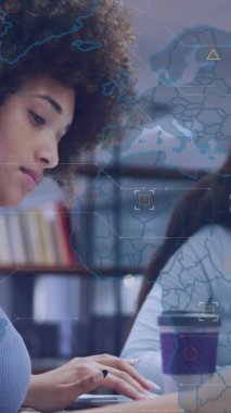 Ofiste çalışan çeşitli iş adamlarının dünya haritasının animasyonu. Küresel iş, finans ve dijital arayüz kavramı dijital olarak oluşturulmuş video.