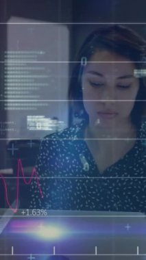 İkili kodların animasyonu, grafikler, sayılar, programlama dili, cep telefonuyla konuşan Asyalı kadın. Dijital bileşik, çoklu pozlama, rapor, finans, kodlama, iş ve teknoloji kavramı.