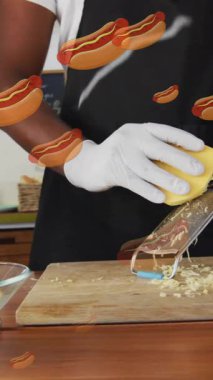 Rendelenmiş peynirli sosisli hazırlamak, mutfak sahnesinde sosisli animasyonu yapmak. Yemek, yemek, yemek, aperatif, fast food, hazırlık