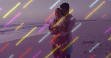 Alacakaranlık kumsalında sarılan bir adamın olduğu seyahat reklamı gökkuşağı dalgaları gibi romantizm kıvılcımları saçıyor. Romantizm, şefkat, samimiyet, dinginlik, ufuk, alacakaranlık, kıyı şeridi