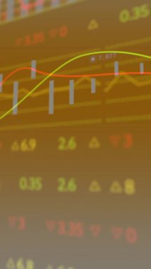 Turuncu arkaplandaki diyagramlar üzerinden veri işleme animasyonu. Küresel iş, teknoloji ve dijital arayüz kavramı dijital olarak oluşturulmuş video.