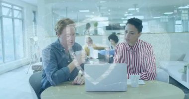 Kupa kaldıran bir adam, dizüstü bilgisayarı olan bir kadın ve ofis cam duvarının arkasında sohbet etmek için sayfayı tarayan bir kadın. İşbirliği, takım çalışması, modernlik, profesyonel, beyin fırtınası, tartışma, verimlilik