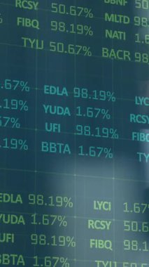 Ofisteki çeşitli iş adamları üzerinde finansal veri işleme animasyonu. Küresel iş, finans, bilgisayar ve veri işleme kavramı dijital olarak oluşturulmuş video.