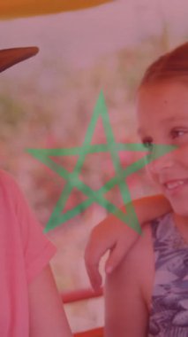 Üzerinde Fas bayrağı animasyonu olan konuşan ve gülümseyen çocuklar. Mutluluk, yıldızlar, neşe, neşe