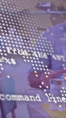 Fincandan içmek ve akıllı telefon kullanmak. Mutfak üzerinde dünya haritası olan bir adam. Teknoloji, yaşam tarzı, ev, çoklu görev, gündelik, modern