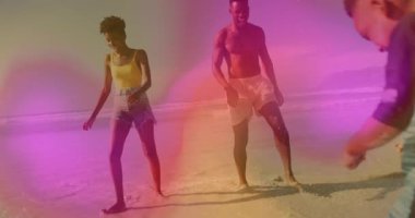 Çocuk aile eğlencesi sırasında plajda tekme atarken erkek topa vuruyor. Aile, eğlence, açık hava, canlı, enerjik, yaşam tarzı, oyuncu.