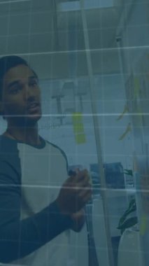 Muhtelif iş arkadaşlarının ofiste fikir alışverişinde bulunduğu birden fazla grafiğin animasyonu. Dijital bileşik, çoklu pozlama, rapor, iş, büyüme, takım çalışması ve planlama kavramı.