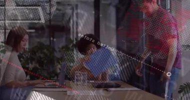 Ekip masanın etrafında toplanıyor dünya haritası iş görüşleri için rotasyon çizelgeleri gösteriyor. İşbirliği, yenilik, teknoloji, veri analizi, profesyoneller, toplantı, şirket