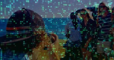 Görüntü yönetmeni panjuru tıklatıyor. Arkadaşlarını yakalıyor. Blöf yaparken teknoloji titreşiyor. Gündelik, dostluk, kutlama, açık hava, yaz, dijital, canlı