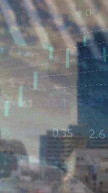 Şehir manzarası üzerinde finansal veri işleme animasyonu. Küresel iş, ağlar, bağlantılar, hesaplama ve veri işleme kavramı dijital olarak oluşturulmuş video.