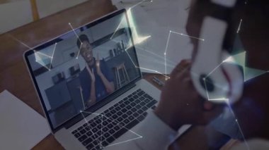 Kulaklıkları ayarlayan adam dizüstü bilgisayarlı kadınla teknoloji toplantısına başlıyor. Alkışlayarak dünyayı oluşturuyor. İşbirliği, iletişim, uzaktan kumanda, teknoloji, dijital, bağlantı, ağ