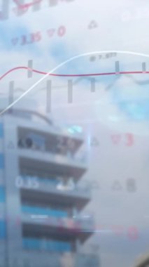 Şehir manzarası üzerinde finansal veri işleme animasyonu. Küresel iş, ağlar, bağlantılar, hesaplama ve veri işleme kavramı dijital olarak oluşturulmuş video.