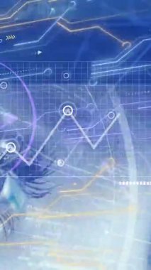 Bu animasyon bir bilgisayar tarafından işlenen bağlantı ağını gösterir. Ekranlardaki veriler işleniyor ve bilgisayar devre elemanları arkaplanda gösteriliyor.