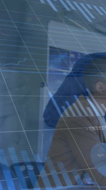 Grafiklerin animasyonu, dairelerin yüklenmesi, numaraların değiştirilmesi, masa başında çeşitli iş arkadaşlarının tartışması. Dijital bileşik, çoklu pozlama, rapor, iş, ilerleme, büyüme, takım çalışması ve teknoloji kavramı.