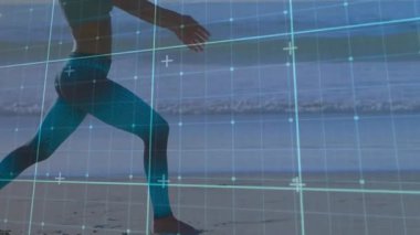 Yoga eğitmeni okyanus kıyısında hareket ediyor. Izgara sıralamasını takip ederek poz veriyor. Sağlık, farkındalık, meditasyon, fitness, dinginlik, uyum, dijital