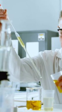 Laboratuvardaki beyaz erkek bilim adamının üzerindeki şekillerin animasyonu. Küresel eğitim, bilim ve dijital arayüz kavramı dijital olarak oluşturulmuş video.