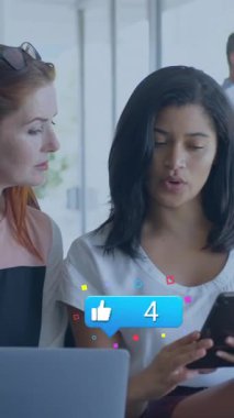 Ofiste dijital tablet üzerinde tartışan iki farklı kadına karşı sosyal medya simgelerinin canlandırılması. Sosyal medya ağı ve iş teknolojisi kavramı