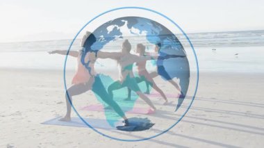 Savaşçı II pozuna giren ve plaj fitness seansında nabzı atan kadınlar. Fitness, farkındalık, ahenk, canlılık, dinginlik, kombinasyon, manzara