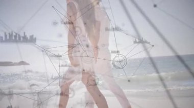 Çift el ele tutuşarak plaj yürüyüşüne başladı. Teknolojik görüntüler yer değiştirirken güneş ışığı ufkunu ortaya çıkardı. Romantizm, bağlantı, yenilik, dinginlik, açık hava, fütürist, arkadaşlık