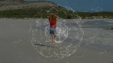 Sahilde çıplak ayakla yürüyen bir kadın vücut etrafında hareketlerle senkronize olan teknoloji ağını başlatıyor. Fütürist, dijital, holografik, daldırıcı, dingin, teknoloji, sibernetik