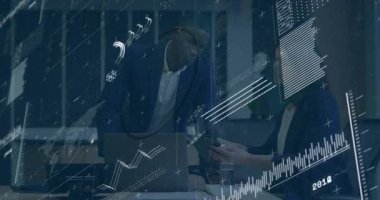 İş arkadaşları dizüstü bilgisayarı ve tableti işaret ederek finans analizi için animasyon çizelgeleri hazırlıyorlar. Profesyonel, takım çalışması, analitik, teknoloji, işbirliği, modern, kurumsal