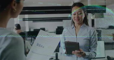 Meslektaşlar iş yerindeki kadın tıklama tabletini inceleme için etkinleştirdiklerini bildiriyor. Profesyonel, işbirliği, teknoloji, veri, analitik, modern, çalışma alanı