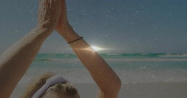 Gündoğumu, kıyı şeridinde dua eden ellerini kaldıran ve indiren son sınıf kadınlarına ilham veriyor. Meditasyon, farkındalık, dinginlik, sahil, rahatlama, ruhsal, sağlık