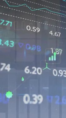 Ofisteki iş adamının finansal veri işleme animasyonu. Küresel hesaplama, dijital arayüz ve veri işleme kavramı dijital olarak oluşturulmuş video.