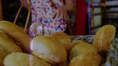 Ekmek sepetinin arkasına girmek, alışveriş yapan kişi rulo topluyor, teftiş ediyor, seçenekleri sepete koyuyor. Fırın, zanaatkar, köylü, taze, sağlıklı, ticaret, alışveriş