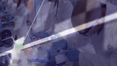 Üç bilim adamı pipet uçları seçiyor ve yedek kulübesinde pipo pipetleme yapıyor, veri örtülerini aktifleştiriyor. Araştırma, işbirliği, kesinlik, yenilik, laboratuvar, analiz, bilimsel