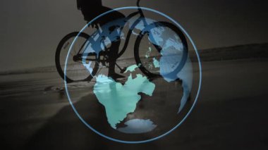 Gün batımı, kumsalda bisiklet tutan bir kadın olarak, seyahat ilhamı arayışıyla dönüşümlü dünya turu başlatılıyor. Macera, keşif, gezgin şehvet, panoramik, huzur, yansıma, açık hava