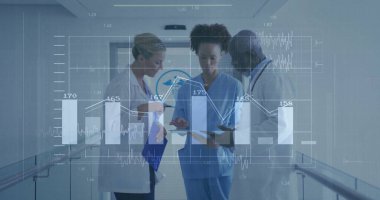 Laboratuvar önlüğü ve önlük giyip hastane koridorundaki tablet tabletlerdeki dijital çizelgeleri inceliyorlar. Tıbbi personel, sağlık, analitik, veri görselleştirme, profesyonel, klinik, takım çalışması