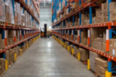 Depoda raflarda karton kutular