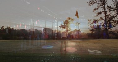 Polo ve şapkalı golfçü alacakaranlıkta bayrak direği ve çizelgesiyle yeşile boyamış. İş, finans, teknoloji, yenilik, yatırım, analitik, dijital