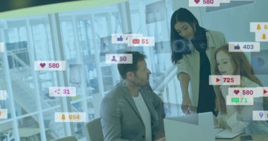 İş kıyafetleri içinde iş birliği yaparak modern ofiste dizüstü bilgisayardaki metrik örtüleri gözden geçiriyorlar. Şirket, takım çalışması, yenilik, dijital, işgücü, modern, üretkenlik