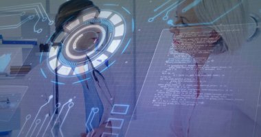 Klinik odasında, stetoskop ve klasörlerde holografik UI görüntülerini inceleyen doktor ve hastaları tartışıyoruz. Sağlık, teknoloji, yenilik, profesyonellik, tanı, dijital, fütüristik