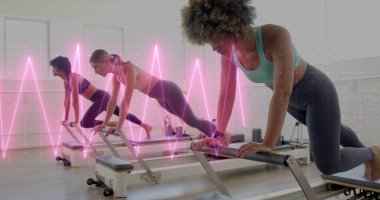 Spor kıyafetli bir kadın pilates stüdyosunda yenilikçi bir performans sergiliyor. Neon dalga formu, fotokopi alanı. Spor, sağlık, güç, esneklik, modern, atletik, sağlık