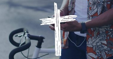 Kent caddesinde beyaz bisikletli, kulaklıklı, çiçekli tişörtlü bisikletçiyi kontrol ediyorum. Kentsel, gündelik, canlı, yaşam tarzı, modern, bağlantı, aktif