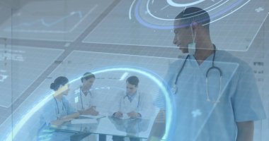 Önlüklü bir doktor, hastanede hologramlı panoları inceleyen bir ekibi izliyor. Tıbbi, takım çalışması, yenilik, sağlık, işbirliği, modern, teknoloji