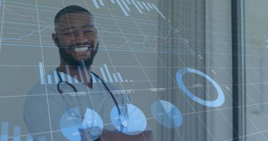 Gülümseyen doktor kollarını kavuşturup klinikte duruyor, stetoskop ve holografik veri örtüleriyle. Sağlık, profesyonellik, yenilik, teknoloji, analitik, güven, hastane