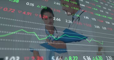 Paltolu doktor ve hastane salonundaki panoyu inceleyen hemşire dosyaları üst üste koyuyor. Sağlık, işbirliği, profesyonellik, analitik, finans, tıbbi, dijital