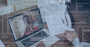 Dizüstü bilgisayarda kırmızı elbiseli bir kadın görünüyor. Meslektaşı daktilo ve veri aktarımlarıyla konuşuyor. Teknoloji, işbirliği, dijital, yenilik, profesyonel, çalışma alanı, iletişim