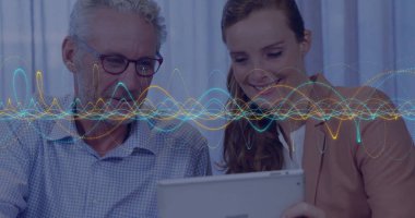 Kıdemli adam ve meslektaşı masadaki tablet verilerini dalga formları ve gözlüklerle analiz ediyorlar. Profesyonel, takım çalışması, dijital, analitik, işbirliği, modern, şık