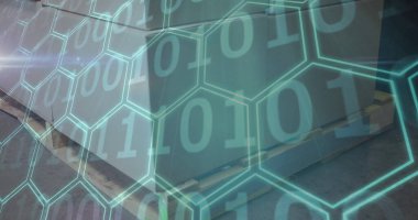 Deponun ahşap paletinde parlayan ikili ağ kaplamalı karton kutular sergileniyor. Depolama, lojistik, teknoloji, dijital, ağ, sanayi, dağıtım