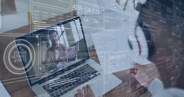 Toplantıya katılan beyaz kulaklıklı adam tahta masada bilgisayar kullanıcısı ve kopyalama uzayı ile daktilo ediyor. Uzak çalışma, sanal işbirliği, dijital arayüz, teknoloji, ofis çalışma alanı, iletişim, yenilik