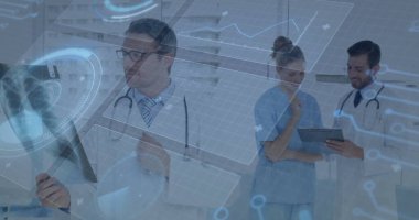 Tıbbi ekip, hastane koridorunda röntgen filmi, dosya ve stetoskopları üst üste inceleyecek. Sağlık, tıp, teknoloji, işbirliği, profesyonellik, tanı, yenilik