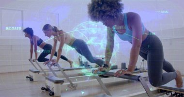 Reformcular ve veri küresiyle pilates stüdyosunda üç kadının hamlelerini sahnelemek. Fitness, wellness, technology, collaboration, strength, modern, health